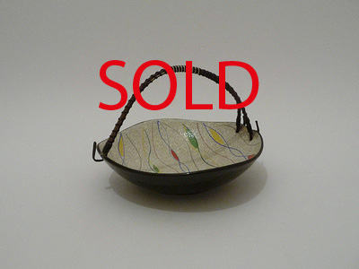 Nr. 0113
Typical small 50s / 60s bowl 

Wooden handle and a colourfull drawing, black bottom

Good vintage condition, no damage

H 4,3 cm x W 17,5 cm

[url=https://kosai.be/gallery/contact.php?referer=index.php][img]https://kosai.be/gallery/varia/buy.jpg[/img][/url]


[img]https://www.kosai.be/images/0113_3lr.jpg[/img]


[img]https://www.kosai.be/images/0113_4lr.jpg[/img]


[img]https://www.kosai.be/images/0113_5lr.jpg[/img]


[img]https://www.kosai.be/images/0113_setlr.jpg[/img]

[url=https://kosai.be/gallery/contact.php?referer=index.php][img]https://kosai.be/gallery/varia/buy.jpg[/img][/url]


[url=https://kosai.be/gallery/displayimage.php?pid=9]Back to top[/url]
Keywords: Others