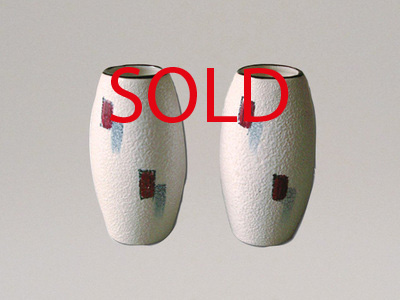Nr. 0214
2 little 50s vases, white grained with a pair of red and cyan patterns

Ravelli ?

Unmarked

Good vintage condition

H 12 cm x W 7 cm x D 6 cm

[url=https://kosai.be/gallery/contact.php?referer=index.php][img]https://kosai.be/gallery/varia/buy.jpg[/img][/url]


[img]https://www.kosai.be/images/0214.jpg[/img]


[img]https://www.kosai.be/images/0214_2lr.jpg[/img]


[url=https://kosai.be/gallery/contact.php?referer=index.php][img]https://kosai.be/gallery/varia/buy.jpg[/img][/url]


[url=https://kosai.be/gallery/displayimage.php?pid=7]Back to top[/url]
Keywords: Ravelli