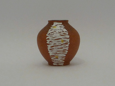 Nr. 0799
Wide bowl shaped 50s vase

Orange grained surface with white glazed zig-zag lines 
and a few yellow dots on top

[b]Carstens Tönnieshof Germany[/b]

Model 652-13

Good vintage condition, no damage

H 13 cm x W 12 cm

10 euro

[url=https://kosai.be/gallery/contact.php?referer=index.php][img]https://kosai.be/gallery/varia/buy.jpg[/img][/url]


[img]https://www.kosai.be/images/0799.jpg[/img]


[img]https://www.kosai.be/images/0799_2lr.jpg[/img]


[img]https://www.kosai.be/images/0799_3lr.jpg[/img]


[img]https://www.kosai.be/images/0799_4lr.jpg[/img]


[url=https://kosai.be/gallery/contact.php?referer=index.php][img]https://kosai.be/gallery/varia/buy.jpg[/img][/url]


[url=https://kosai.be/gallery/displayimage.php?pid=34]Back to top[/url]

Keywords: Carstens