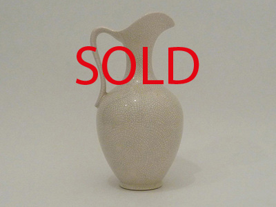 Nr. 0836
White glazed craquele 50s 60s handled vase

[b]Eckhardt & Engler or Silberdistel[/b]

Model 4831-4

Good vintage condition, 1 old chip

H 24 cm x W 12,5 cm

[url=https://kosai.be/gallery/contact.php?referer=index.php][img]https://kosai.be/gallery/varia/buy.jpg[/img][/url]


[img]https://www.kosai.be/images/0836.jpg[/img]


[img]https://www.kosai.be/images/0836_04lr.jpg[/img]


[img]https://www.kosai.be/images/0836_06lr.jpg[/img]


[img]https://www.kosai.be/images/0836_07lr.jpg[/img]


[img]https://www.kosai.be/images/0836_08lr.jpg[/img]


[url=https://kosai.be/gallery/contact.php?referer=index.php][img]https://kosai.be/gallery/varia/buy.jpg[/img][/url]


[url=https://kosai.be/gallery/displayimage.php?pid=36]Back to top[/url]
Keywords: Silberdistel