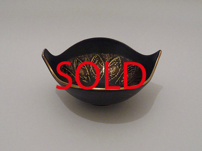 Nr. 0933
Small black glazed snack bowl with golden flower decor

[b]Dümler & Breiden[/b], Höhr-Grenzhausen Germany

Model 208-19

Good vintage condition, no damage

H 9 cm x W 19 cm

6 euro

[url=https://kosai.be/gallery/contact.php?referer=index.php][img]https://kosai.be/gallery/varia/buy.jpg[/img][/url]


[img]https://www.kosai.be/images/0933.jpg[/img]


[img]https://www.kosai.be/images/0933_5lr.jpg[/img]


[img]https://www.kosai.be/images/0933_6lr.jpg[/img]


[img]https://www.kosai.be/images/0933_8lr.jpg[/img]


[url=https://kosai.be/gallery/contact.php?referer=index.php][img]https://kosai.be/gallery/varia/buy.jpg[/img][/url]


[url=https://kosai.be/gallery/displayimage.php?pid=44]Back to top[/url]
Keywords: Dümler & Breiden