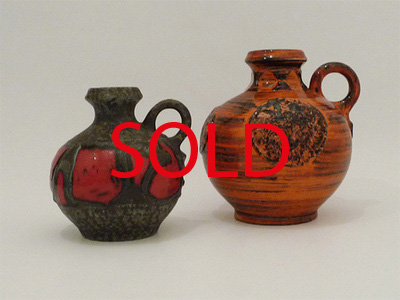 Nr. 1286
Two round shaped 70s handled vases

Red glazed base with a green cratered lava decor

[b]Söndgen Keramik[/b]

Model 270-16 and 270-20

Good vintage condition, orange vase has a small chip at the base

H 16 cm and 20 cm x W 15 cm

[url=https://kosai.be/gallery/contact.php?referer=index.php][img]https://kosai.be/gallery/varia/buy.jpg[/img][/url]


[img]https://www.kosai.be/images/1286.jpg[/img]


[img]https://www.kosai.be/images/1286_04lr.jpg[/img]


[img]https://www.kosai.be/images/1286_03lr.jpg[/img]


[img]https://www.kosai.be/images/1286_05lr.jpg[/img]


[img]https://www.kosai.be/images/1286_06lr.jpg[/img]


[img]https://www.kosai.be/images/1550_04lr.jpg[/img]


[img]https://www.kosai.be/images/1550.jpg[/img]


[img]https://www.kosai.be/images/1550_05lr.jpg[/img]


[img]https://www.kosai.be/images/1550_06lr.jpg[/img]


[img]https://www.kosai.be/images/1550_8lr.jpg[/img]


[img]https://www.kosai.be/images/1286_07lr.jpg[/img]


[url=https://kosai.be/gallery/contact.php?referer=index.php][img]https://kosai.be/gallery/varia/buy.jpg[/img][/url]


[url=https://kosai.be/gallery/displayimage.php?pid=66]Back to top[/url]
Keywords: Söndgen
