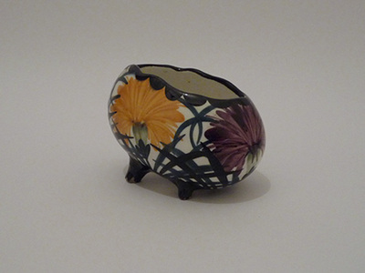 Nr. 0225
Little egg-shaped flower pot

Schramberg Majolika SMF

Decor 69

Good condition but the feet are very chipped

H 5 cm x W 10 cm x D 6 cm

[img]https://www.kosai.be/images/0225.jpg[/img]


[img]https://www.kosai.be/images/0225_2lr.jpg[/img]


[img]https://www.kosai.be/images/0225_3lr.jpg[/img]


[img]https://www.kosai.be/images/0225_5lr.jpg[/img]


[img]https://www.kosai.be/images/0225_6lr.jpg[/img]


[url=https://kosai.be/gallery/contact.php?referer=index.php]Ask for info (please add the item number 0225 in your mail)[/url]


[url=https://kosai.be/gallery/displayimage.php?pid=8]Back to top[/url]
Keywords: Schramberg