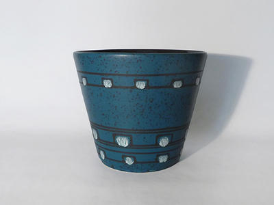 Nr. 2449
Fun fifties sixties flowerpot

Blue with black speckled and white dripping painted decor

[b]Ilkra Keramik[/b]

Unmarked

Good vintage condition, no damage

H 22 cm x W 25 cm

20 euro

[url=https://kosai.be/gallery/contact.php?referer=index.php][img]https://kosai.be/gallery/varia/buy.jpg[/img][/url]

[img]https://www.kosai.be/images/2449.jpg[/img]


[img]https://www.kosai.be/images/2449_2.jpg[/img]


[img]https://www.kosai.be/images/2449_3.jpg[/img]


[img]https://www.kosai.be/images/2449_4.jpg[/img]


[img]https://www.kosai.be/images/2449_5.jpg[/img]


[url=https://kosai.be/gallery/contact.php?referer=index.php][img]https://kosai.be/gallery/varia/buy.jpg[/img][/url]


[url=https://kosai.be/gallery/displayimage.php?pid=127]Back to top[/url]
Keywords: Ilkra